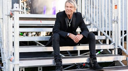 El cantante Matthias Reim sentado en el lugar del concierto en la Schützenplatz de Wunstorf / Foto: Michael Matthey/dpa