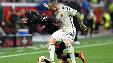 Leverkusen's Jeremie Frimpong and Rome's Angelino (r) fight for the ball. Angeliño is reportedly moving permanently to Serie A. / Photo: Federico Gambarini/dpa/Archivbild