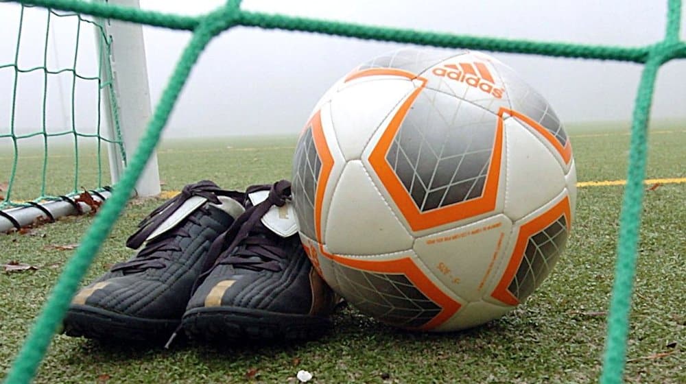 أحذية كرة القدم وكرة تقع خلف شبكة المرمى. / صورة: بيرند فايسبرود / وكالة أنباء ألمانية / صورة رمزية