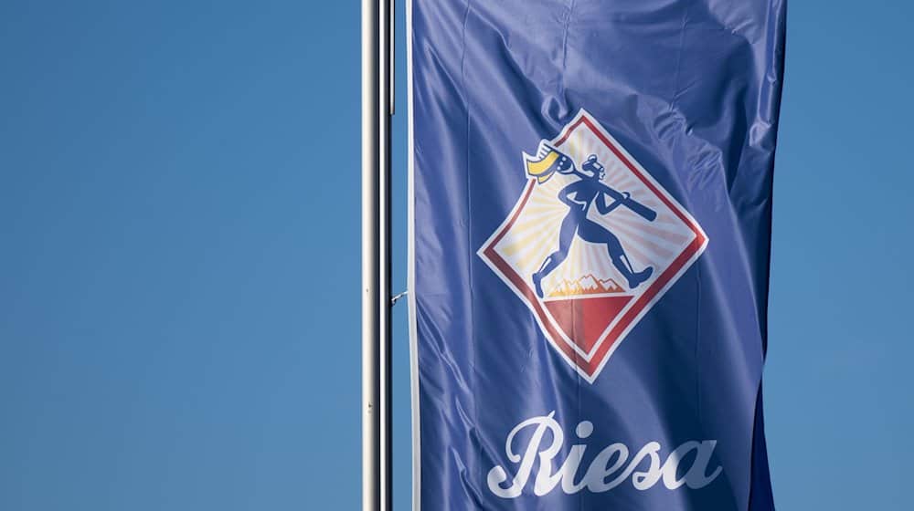 A flag with the logo of Teigwaren GmbH flies in the wind in front of the factory / Photo: Robert Michael/dpa