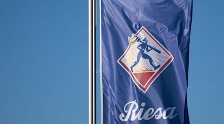 Eine Fahne mit dem Logo der Teigwaren GmbH weht vor dem Werk im Wind. / Foto: Robert Michael/dpa