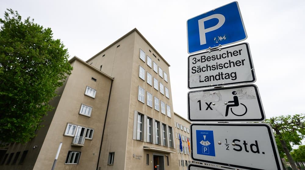 Schilder Für die Kennzeichnung von Parkplätzen für Besucher. / Foto: Robert Michael/dpa