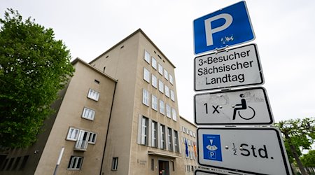 Schilder Für die Kennzeichnung von Parkplätzen für Besucher. / Foto: Robert Michael/dpa
