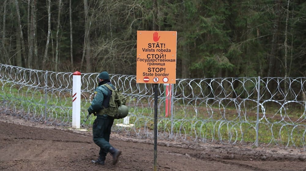 «Halt - Staatsgrenze» steht in drei Sprachen an der Grenze zu Belarus. / Foto: Alexander Welscher/dpa/Archivbild