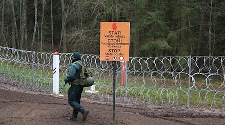 «Halt - Staatsgrenze» steht in drei Sprachen an der Grenze zu Belarus. / Foto: Alexander Welscher/dpa/Archivbild