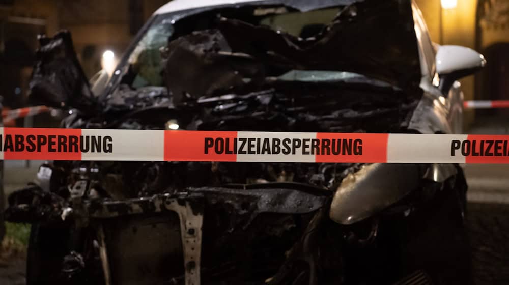 Ein ausgebranntes Auto in Berlin. / Foto: Paul Zinken/dpa-Zentralbild/dpa/Archivbild