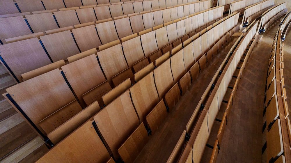 Blick auf die Sitzreihen in einem Hörsaal. / Foto: Andreas Arnold/dpa/Symbolbild