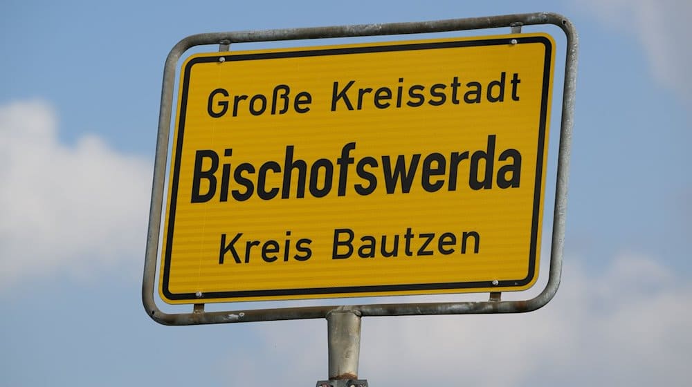 Ein Ortsschild in „Große Kreisstadt Bischofswerda“ steht am Ortseingang der Stadt im Landkreis Bautzen. / Foto: Robert Michael/dpa/Archivbild