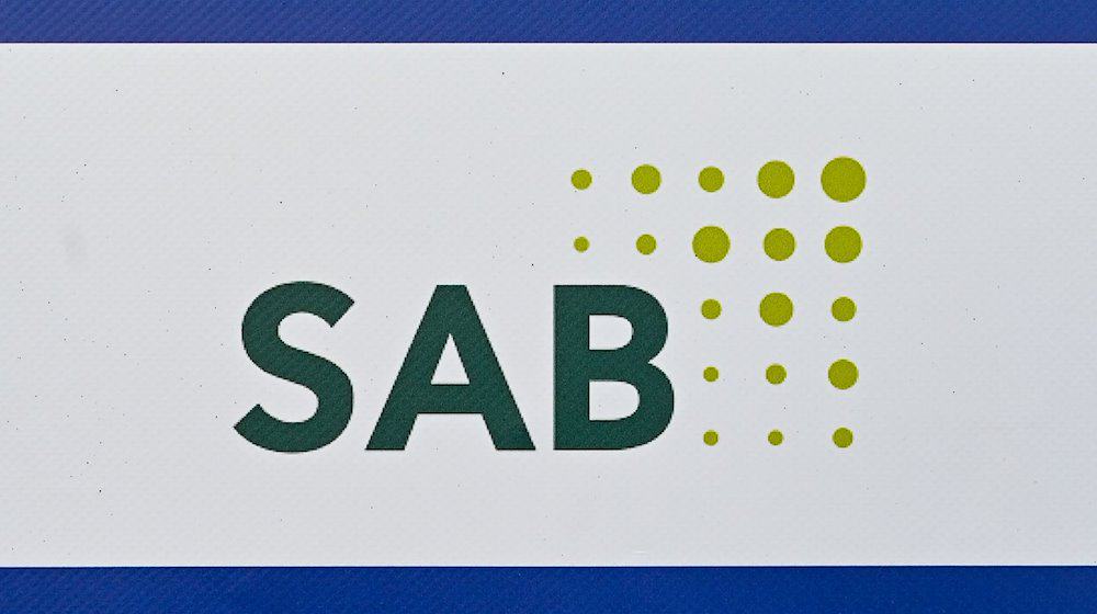 Das Logo der Sächsischen Aufbaubank - Förderbank. / Foto: Patrick Pleul/dpa-Zentralbild/dpa/Archivbild