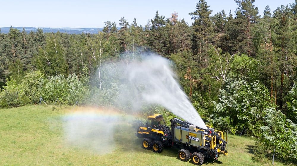 Mitarbeiter vom Staatsbetrieb Sachsenforst präsentieren im Rahmen eines Pressetermins ein geländegängiges Tanklöschfahrzeug zur Bekämpfung von Bränden im Wald (Aufnahme mit Drohne). / Foto: Sebastian Kahnert/dpa