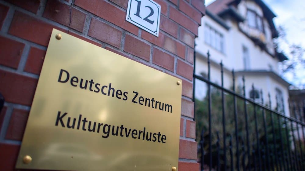 «المركز الألماني لفقدان التراث الثقافي» مكتوب على لافتة. / صورة: كلاوس-ديتمار غابرت / دبا