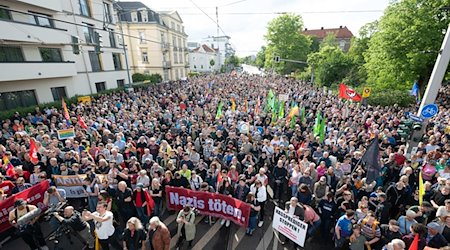 Participantes en una concentración con motivo de la agresión a un político del SPD en Pohlandplatz / Foto: Sebastian Kahnert/dpa