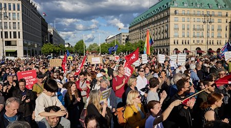 Nach dem Angriff auf den SPD-Europaabgeordneten Ecke findet vor dem Brandenburger Tor eine Solidaritätskundgebung statt. / Foto: Joerg Carstensen/dpa