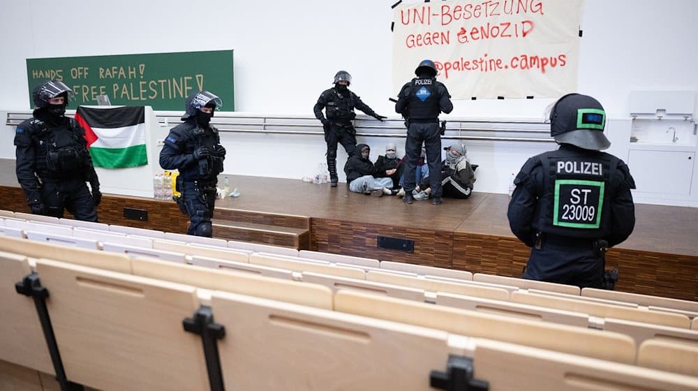 Police officers clear the occupied Audimax at Leipzig University / Photo: Hendrik Schmidt/dpa