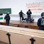 Polizisten räumen den besetzten Audimax der Universität Leipzig. / Foto: Hendrik Schmidt/dpa