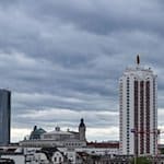 Dunkle Wolken ziehen über die Leipziger Innenstadt. / Foto: Jan Woitas/dpa/Symbolbild