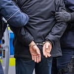 Tatverdächtiger festgenommen. / Foto: Monika Skolimowska/dpa/Symbolbild