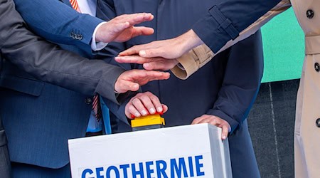 Mit einem Knopfdruck wird eine Geothermieanlage der Stadtwerke Schwerin feierlich eröffnet. / Foto: Jens Büttner/dpa
