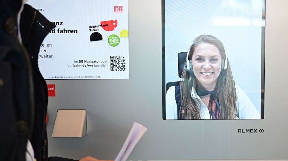 Eine Person steht in einem Video-Reisezentrum und lässt sich per Video persönlich beraten. / Foto: Bernd Weißbrod/dpa