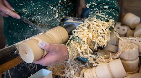 El juguetero de madera Markus Füchtner tornea el cuerpo básico de un cascanueces en su taller de Seiffen / Foto: Hendrik Schmidt/dpa-Zentralbild/dpa/Archivbild