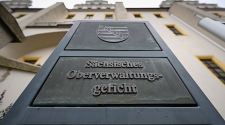 Ein Schild „Sächsisches Oberverwaltungsgericht“ steht vor dem Gebäude auf dem Gelände der Ortenburg. / Foto: Robert Michael/dpa