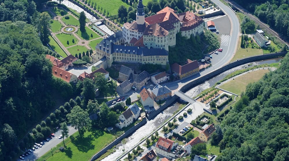 Das Luftbild zeigt den Park und das Schloss Weesenstein im sächsischen Müglitztal. / Foto: Matthias Hiekel/dpa/Archivbild