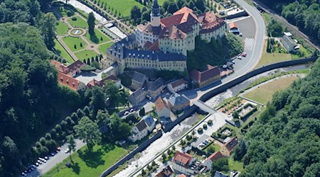 Das Luftbild zeigt den Park und das Schloss Weesenstein im sächsischen Müglitztal. / Foto: Matthias Hiekel/dpa/Archivbild