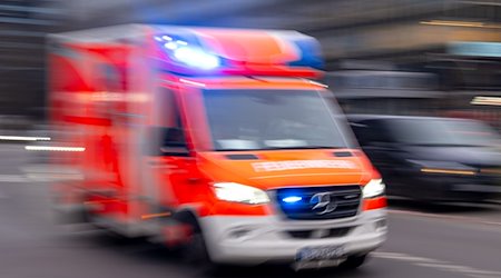 An ambulance is on duty with flashing blue lights / Photo: Monika Skolimowska/dpa/Symbolic image