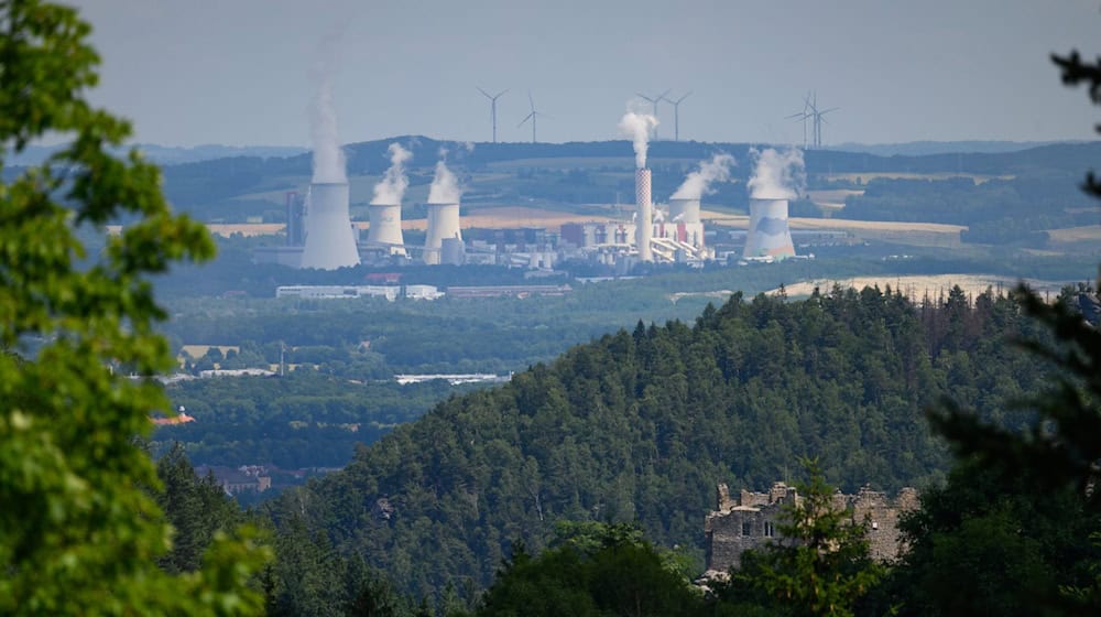 Вид на електростанцію, що працює на бурому вугіллі в Турові, на північ від кар'єру в Турові. / Фото: Robert Michael/dpa