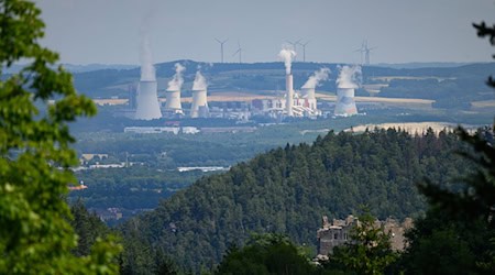 Vista de la central eléctrica de lignito de Turów, al norte de la mina a cielo abierto de Turow. / Foto: Robert Michael/dpa