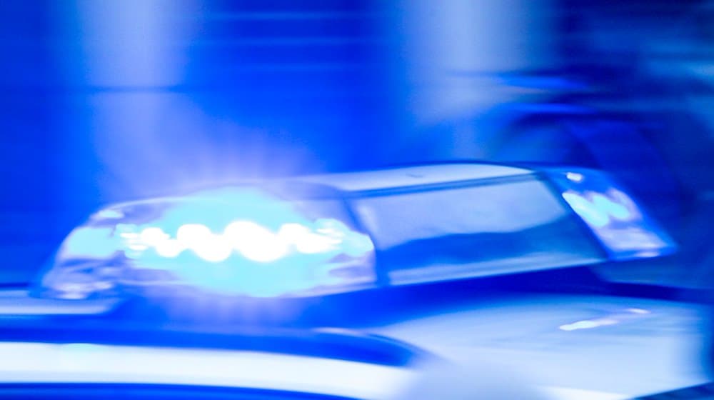 سيارة شرطة تسير بأضواء زرقاء. / الصورة: Jens Büttner/dpa