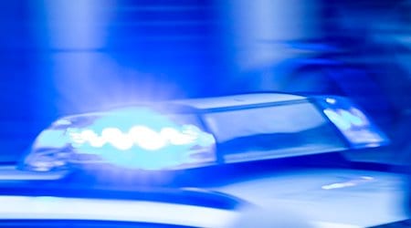 Поліцейський автомобіль швидкої допомоги з проблисковими синіми маячками / Фото: Jens Büttner/dpa