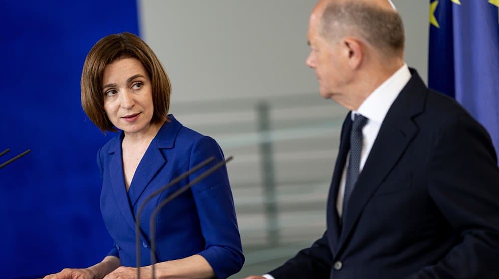 Bundeskanzler Olaf Scholz (SPD, r) und Maia Sandu, Präsidentin der Republik Moldau, geben im Bundeskanzleramt eine gemeinsame Pressekonferenz. / Foto: Fabian Sommer/dpa