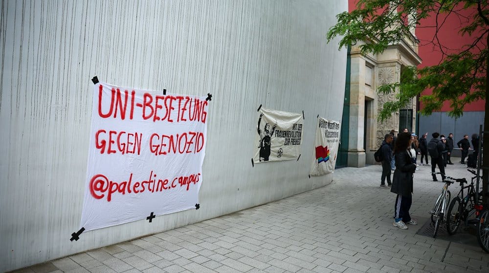 Ein Transparent von einer pro-palästinensischen Gruppe hängt am Audimax der Universität Leipzig. / Foto: Jan Woitas/dpa