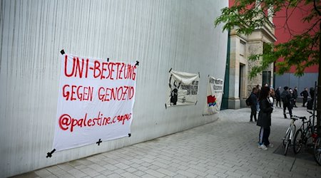 Una pancarta de un grupo propalestino cuelga en el Audimax de la Universidad de Leipzig / Foto: Jan Woitas/dpa