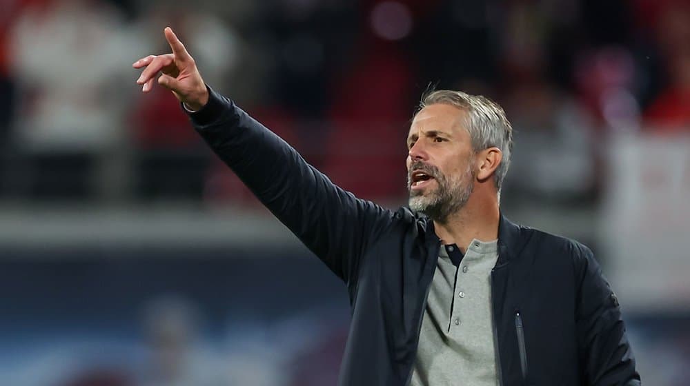 Marco Rose, entrenador del Leipzig, gesticula en la banda / Foto: Jan Woitas/dpa