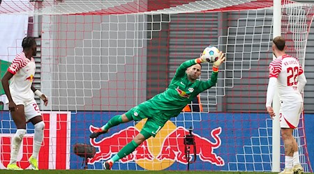 Leipzig goalkeeper Peter Gulacsi holds a ball. He extended his contract in Leipzig until 2026 / Photo: Jan Woitas/dpa