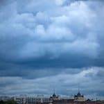 Dunkle Wolken ziehen über die Neustadt. / Foto: Jens Büttner/dpa-Zentralbild/dpa