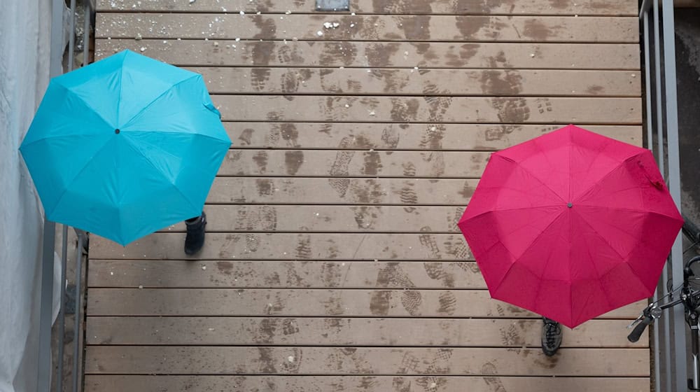 Passanten gehen unter Regenschirmen spazieren. (zu dpa: «Regnerischer Dienstag in Sachsen erwartet») / Foto: Sebastian Kahnert/dpa