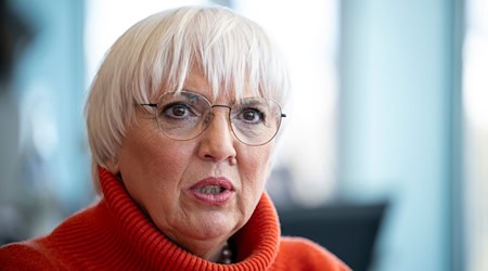 Claudia Roth (Alliance 90/The Greens), Minister of State for Culture and the Media, gives an interview. ) / Photo: Hannes P Albert/dpa/Archivbild