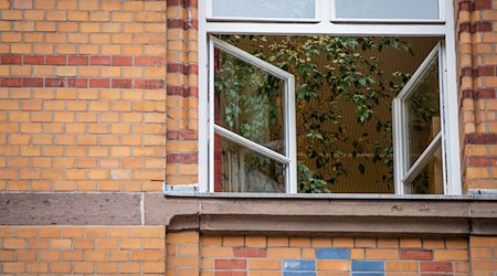 A window at a school is open for ventilation / Photo: Christoph Schmidt/dpa/Archivbild/Symbolic image