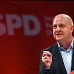 Der Landesvorsitzende Henning Homann redet auf dem Landesparteitag der SPD Sachsen in Chemnitz. / Foto: Heiko Rebsch/dpa
