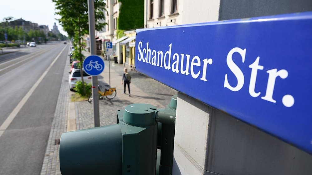 Ein Straßenschild „Schandauer Straße“ ist in Striesen über einer Ampel montiert. / Foto: Robert Michael/dpa