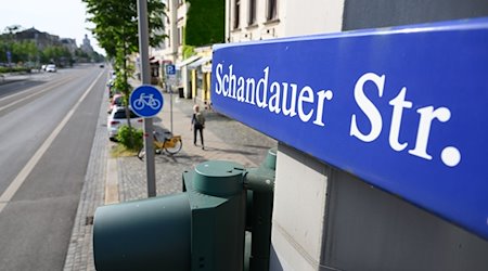 A street sign "Schandauer Straße" is mounted above a traffic light in Striesen / Photo: Robert Michael/dpa
