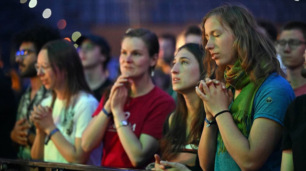 Teilnehmerinnen aus Fulda gehören zu den mehreren tausend Besuchern der Auftaktveranstaltung des "Christival22" in der Messe Erfurt. / Foto: Martin Schutt/dpa