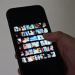 Ein Mann scrollt auf seinem Handy durch eine Pornoseite. / Foto: Marcus Brandt/dpa/Illustration