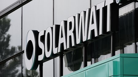 El logotipo de Solarwatt está montado sobre la entrada principal de la fábrica de Solarwatt GmbH / Foto: Robert Michael/dpa/Archivbild