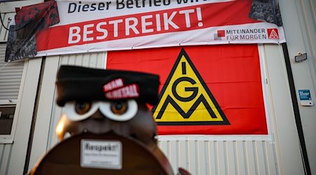 Ein Transparent mit der Aufschrift «Dieser Betrieb wird bestreikt» hängt an einem Streikcontainer- / Foto: Jan Woitas/dpa/Symbolbild