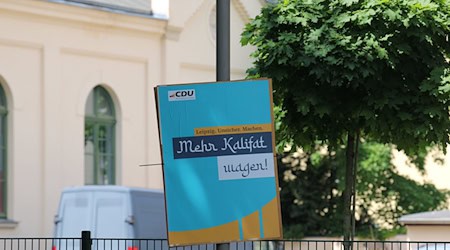 Ein gefälschtes Wahlplakat der CDU in Leipzig hängt an einem Masten. / Foto: -/NEWS5/dpa