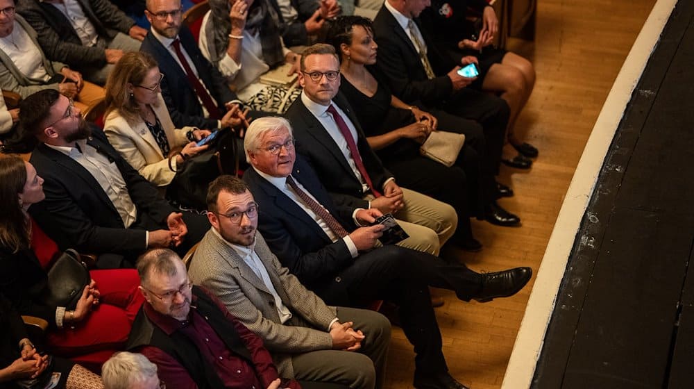 Lukas Rietzschel (l-r), Autor, Frank-Walter Steinmeier, Bundespräsident, und Daniel Morgenroth, Intendant des Gerhart-Hauptmann-Theater Zittau/Görlitz, sitzen in der ersten Reihe im Gerhart-Hauptmann-Theater Görlitz-Zittau. / Foto: Paul Glaser/dpa